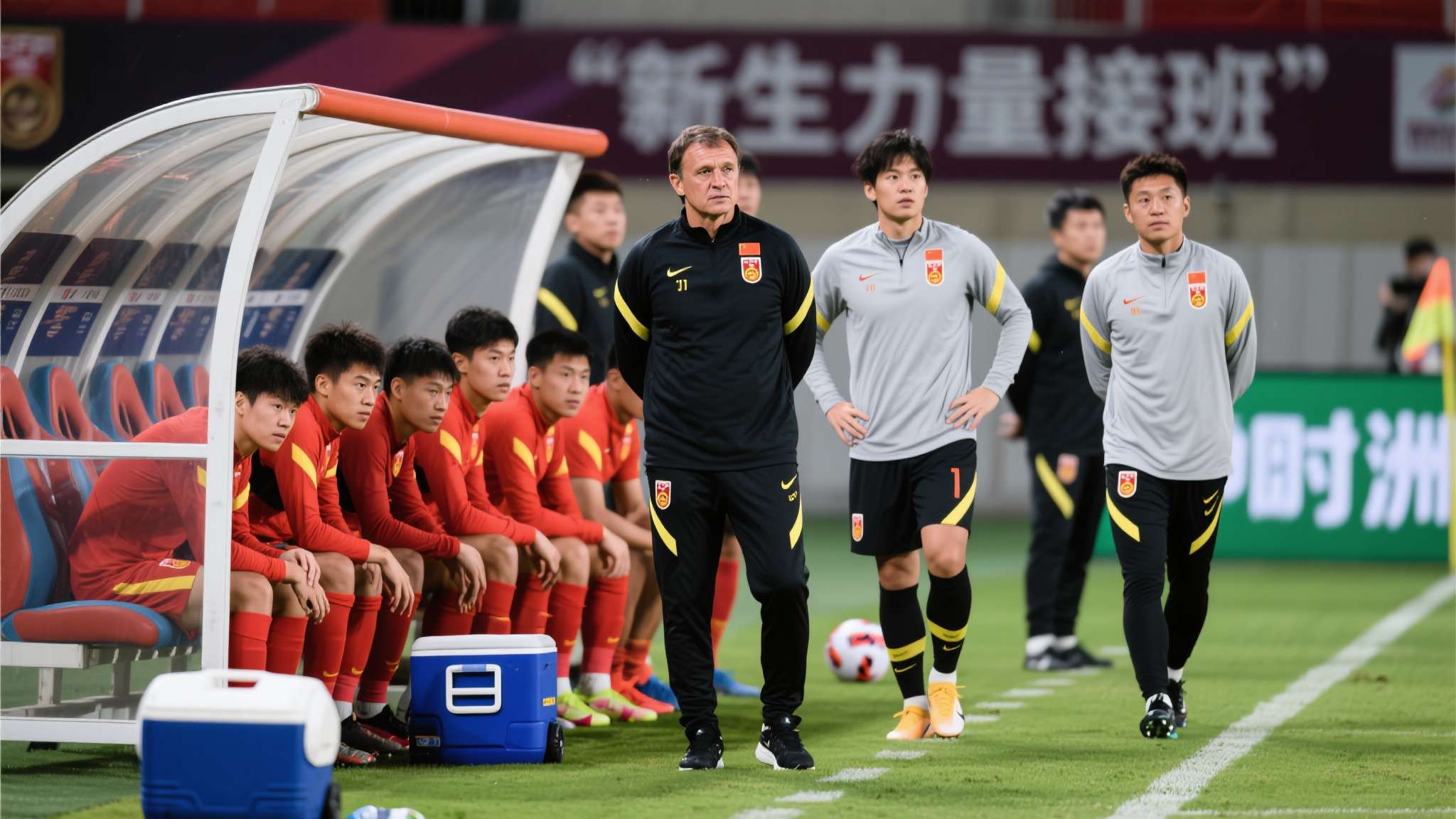 国足刮骨疗毒！烂疮挤破，00后小将扛旗能行吗？